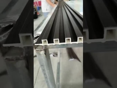 Painéis de parede com grelha de WPC, painéis de parede 3D, painéis de parede de PVC impermeáveis, painéis de flâmula