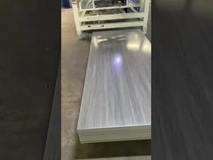 Produção de folheado de madeira PVC