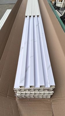 Painéis de parede 3D de PVC contemporâneos WPC, revestimento de painéis de parede ripados com grão de madeira