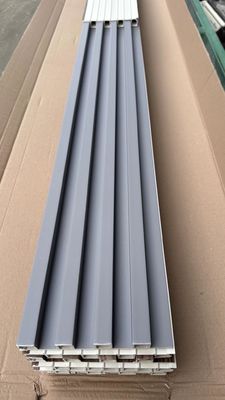 Painéis de parede 3D de PVC contemporâneos WPC, revestimento de painéis de parede ripados com grão de madeira