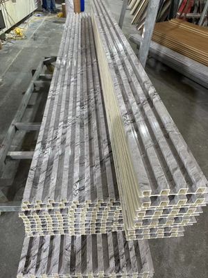 Painéis acústicos decorativos de ripas de PVC OEM para parede e teto