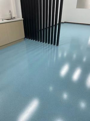 Pavimento industrial epóxi de baixo custo Piso de resina epóxi de alto brilho com areia colorida Tinta de piso autonivelante barata para jardim e hospital