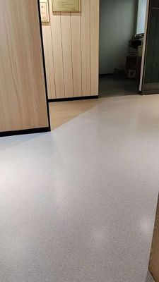 Pavimento industrial epóxi de baixo custo Piso de resina epóxi de alto brilho com areia colorida Tinta de piso autonivelante barata para jardim e hospital