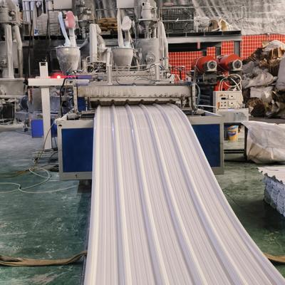 Largura personalizada 2 mm Espessura Folhas de telhado de UPVC multicamadas duráveis T1130 Corrugado de cor branca Panela de telhado de plástico ecológico