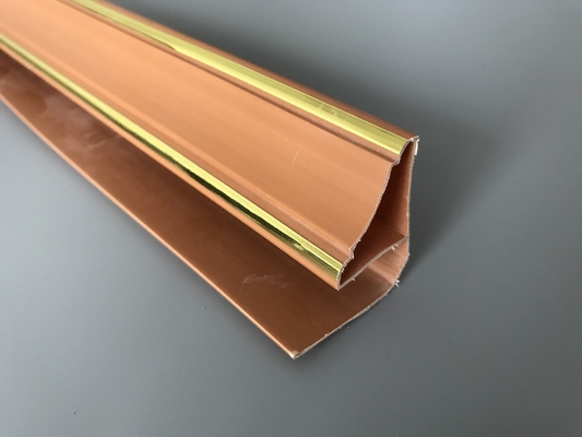 perfis da extrusão do PVC de Brown do comprimento de 5.95m com linhas douradas tipo de canto superior